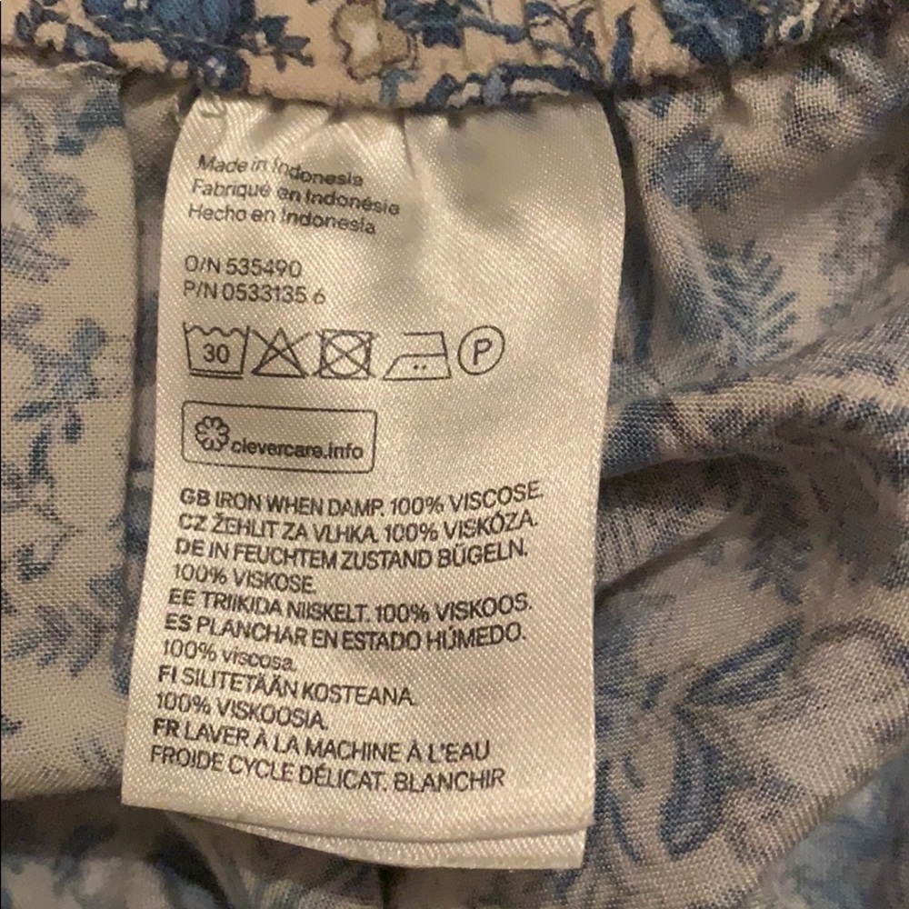 H & M Floral Pattern Flowy Shorts - Picture 4 of 4